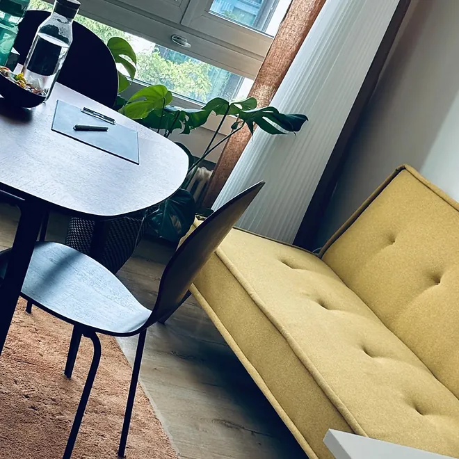 Wohnraum mit Esstisch und Sofa nach der Reinigung