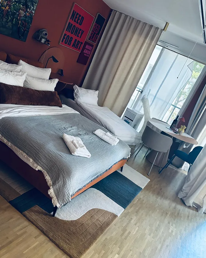 Frisch bezogenes Schlafzimmer einer Ferienwohnung
