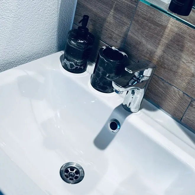 Waschbecken mit Armatur, streifenfrei gereinigt